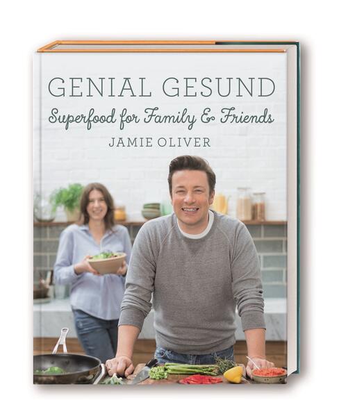 In »Genial gesund – Superfood for Family & Friends« dreht sich alles um gesundes Essen, das supereinfach und natürlich auch superlecker ist. Jamie Oliver knüpft mit diesem Kochbuch an sein Erfolgskonzept von »Jamies Superfood für jeden Tag« an und zeigt, wie genial einfach eine ausgewogene Ernährung ist – ob für Singles, Paare, Familien oder Freunde! Neben Frühstücksideen und einem Extrakapitel zum Thema Vorratsküche gibt es reichlich raffinierte Rezepte rund ums Mittag- und Abendessen zu entdecken, darunter Schnelle Küche, Gesunde Klassiker, Salate, Currys & Eintöpfe, Aus dem Ofen, Pasta & Risotto und Suppen. Mit Jamies Ideen ist es ganz unkompliziert, mehr Obst und Gemüse zu essen, schnelle aber trotzdem nahrhafte Gerichte zu kochen und manches Lieblingsgericht gesünder zuzubereiten. Von Schoko-Porridge mit griechischem Joghurt und frischem Obst über Veggie-Bolognese mit Gemüse und Linsen bis zu selbst gemachten Chicken-Nuggets mit Paprika-Parmesan-Panade – bei jedem der über 100 Rezepte kann man immer sicher sein, dass man optimal mit allen Nährstoffen versorgt wird und sich etwas Gutes tut. Und am Ende des Buches gibt es von Jamie viele nützliche Hinweise, Tipps und Informationen rund um gesunde Ernährung wie zum richtigen Kauen, Darmgesundheit oder Zuckerkonsum. Für genial gesundes Essen, das genial gut schmeckt!