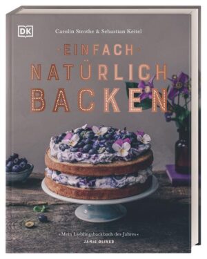 Natürlich gut und gesünder backen mit Jamie Olivers liebsten deutschen Foodie Carolin Strothe! In ihrem Backbuch verrät sie einmalige Ideen für saisonale Kuchen, Torten, Kekse und mehr aus 100 Prozent natürlichen Zutaten - ohne raffinierten Zucker und Weizen und teilweise ohne Gluten, Ei oder Milch. Es gibt 70 schöne, kreative Backrezepte mit ganz viel Genuss, einer Extraportion Geschmack und garantiert keinen strengen Verboten. Inklusive Vorwort von Jamie Oliver höchstpersönlich! Gesündere Backrezepte wie Apfeltarte, Beerenpizza, Oats-Muffins oder Bananenbrot wurden mit viel Leidenschaft entwickelt und entstehen aus Mehlalternativen, Urgetreide und natürlicher Süße. Beim Anblick dieser Kreationen bekommt jeder Lust, gesünder zu backen - fantastische Farben, saftiges Obst, aromatische Gemüse, fluffig-vollwertige Teige! Dazu gibt’s Grundrezepte, jede Menge Infos zu Saisonalität und Regionalität oder zu Obst- und Gemüsesorten sowie zu essbaren Blüten und natürlichem Färben. In vier jahreszeitlich inspirierten Kapiteln, warten die gesünderen Backrezepte darauf, entdeckt zu werden: Fliederduft im Frühling, Obstgarten-Feeling im Sommer, ein voller Erntekorb im Herbst und Ofenwärme im Winter ... Kein Wunder, dass Starkoch Jamie Oliver von Carolin Strothe so begeistert ist. Sie ist international prämierte Fotografin (ASMP »Taste 2018«), Artdirector, Foodstylistin und Autorin. Nebenbei schreibt sie den durch den »German Food Blog Contest 2018« ausgezeichneten und stylishen Food-Blog www.frauherzblut.de. Jamie lobt sie vor allem für ihren einzigartigen Fotostil - er gilt als ihr allergrößter Fan. Nun veröffentlicht Carolin Strothe gemeinsam mit ihrem Mann Sebastian Keitel, der Markenstratege und Digitaldesigner ist, ein gemeinsames Backbuch. Seit Kindesbeinen an verbindet die beiden eine starke Naturbezogenheit, ihre Vorliebe, gesünder zu kochen und zu backen, und das Swingtanzen. Wie wunderbar einfallsreich diese beiden kreativen Köpfe sind, zeigen sie in ihrem gemeinsamen Backbuch. Sie beweisen: Wer sich gesünder ernähren möchte, muss deshalb trotzdem nicht gänzlich auf Süßes verzichten!