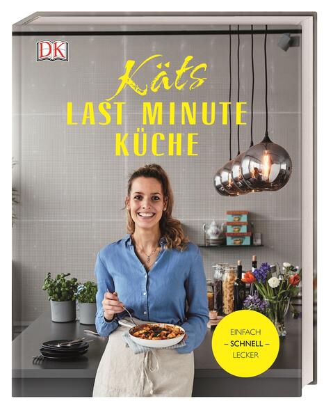 Keine Zeit, lange am Herd zu stehen? Die 80 schnellen Gerichte von Kät sind ruckzuck vorbereitet, einfach zubereitet und unfassbar lecker! Im neuen Kochbuch des DK Stars gibt’s bunte, internationale Turborezepte für jeden Tag. Süßkartoffelpuffer, Pfannenlasagne oder Pfirsich-Ingwer-Cobbler stillen den Bärenhunger im Handumdrehen - ob als fixes Feierabend-Food, schnelles Gäste-Essen oder Blitzdessert. Mit tollen Tipps für Einkauf und Vorrat! Ist die Last-Minute-Grundausstattung erst einmal im Vorratsschrank verstaut, kocht es sich mit Kät ganz entspannt. Wenn der Magen knurrt und es im Alltag ratzfatz etwas Gutes sein soll, sind ihre schnellen Rezepte perfekt: Sie machen nicht nur zwei Personen, sondern auch noch den spontanen Besuch in Windeseile satt. Spezielle Buttons verraten auf einen Blick, was sich besonders leicht vorbereiten lässt, sich zum Mitnehmen eignet und wo auch Vegetarier auf ihre Kosten kommen. Was koche ich heute? Kät kennt gleich mehrere köstliche Antworten auf diese Frage. Für jeden Anlass und für jede Gelegenheit hat sie die passenden, schnellen Gerichte parat. Aufgetischt werden Tacos, Avocado-Sandwich, Roasted-Chicken-Burger, Quinoa-Eintopf, Chili-Cheese-Fries, Kabeljau-Piccata, Gemüsetarte oder Zucchini-Bread. Die sympathische DK Entdeckung Katerina Dimitriadis (alias Kät) begeistert täglich Tausende Fans bei Instagram, leitet in Nürnberg erfolgreich ein hippes Bistro und veröffentlichte schon die beiden kreativen Kochbücher „Käts Studentenküche“ und „Käts Lunchbox“. In ihrem neuen Buch verrät die junge Köchin ihre liebsten, schnellen Gerichte - ganz typisch für Kät sind all ihre Rezepte wieder absolut unkompliziert gemacht. Also, nichts wie ran an den Herd und sich in Rekordzeit glücklich schlemmen!