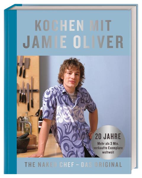 Jamie Olivers erstes Kochbuch - jetzt in ganz besonderer Ausstattung! Seit 20 Jahren bereichert Jamie Oliver unsere Küchen nun schon mit seinen genialen Ideen. Jetzt gibt es sein Erstlingswerk als einzigartige Jubiläumsausgabe - mit 130 einfachen und schnellen Gerichten. Schwelgen Sie mit Jamie in Erinnerungen und kochen Sie seine ersten und besten Rezepte für Pasta, Salat, Fleisch, Fisch, Vegetarisches und Süßes nach. The Naked Chef: das ideale Kochbuch für jedermann! Einfache und schnelle Rezepte - typisch Jamie: Von Anfang an genial! Jamie Olivers leckere Rezepte sind immer leicht umzusetzen, raffiniert, schnell gemacht und treffen jeden Geschmack. Der Koch lässt sich aus allen Küchen der Welt inspirieren - vor allem aus seinem Lieblingsland Italien. Und so finden sich schon in seinem ersten Kochbuch schnelle und einfache Rezepte für ✓ Suppen, ✓Salate und Dressings, ✓Pasta, ✓Fisch und Meeresfrüchte, ✓Fleisch, Geflügel und Wild, ✓Gemüse, ✓Hülsenfrüchte, ✓Risotto und Couscous, ✓Brot, ✓Desserts, ✓Fonds, Saucen, Mayonnaisen & Co. Alle mit nur wenigen Zutaten zubereitet! Einmaliger Sammelband: Dieses Grundkochbuch gehört wirklich in jedes Kochbuchregal! Fans der ersten Stunde können mit Jamie Oliver seine Erinnerungen teilen. Und wer seine Kochkunst bisher noch nicht kennengelernt hat, darf sich hier von Jamies Anfängen begeistern lassen. Für diese neue Ausgabe wurden bei allen Rezepten Nährwertangaben ergänzt. Kreativ und einfach kochen mit der Jubiläumsausgabe! Jamie Oliver gehört heute zu den erfolgreichsten Köchen der Welt: Seine Kochsendungen werden international ausgestrahlt, seine Kochbücher millionenfach verkauft und in über 30 Sprachen übersetzt. Mit seinen Restaurants, Büchern und öffentlichen Auftritten motiviert er Menschen zu einer gesünderen Ernährung. Durch seine unkonventionelle Art zu kochen, revolutionierte er die Kochwelt - und prägte damit eine ganze Generation! Doch wie fing seine Karriere eigentlich an? Schwelgen Sie in Erinnerungen und kehren Sie zurück zu dem Moment, in dem der Jungkoch zum großen Star wurde. Die Jubiläumsausgabe mit hochwertigem Leinenrücken und Veredelung mit Silberfolie beweist: Seine einfachen Rezepte haben nichts an Aktualität eingebüßt! ✓ Die Sammlerausgabe - 20 Jahre Jamie - ist ein Muss für alle Fans. Feiern Sie mit Jamie Oliver sein großes Jubiläum.