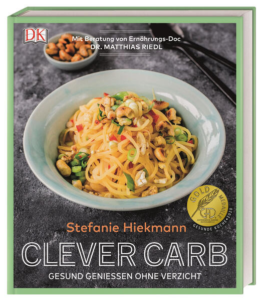 Low Carb ohne Verzicht! Sie möchten sich bewusster und vielfältiger ernähren? Dann erleben Sie jetzt mit 60 Genuss-Rezepten, Tipps vom bekannten Ernährungsmediziner Dr. Matthias Riedl und Spitzenköchen wie Tim Raue die Vorteile einer langfristigen Low-Carb-Ernährung! Mit „guten” Kohlenhydraten erreichen Sie nicht nur Ihr Wunschgewicht, sondern gelangen auch zu mehr Gesundheit und Wohlbefinden - und das ganz ohne strenge Regeln und Verbote! Low Carb ist viel mehr als eine Diät! Für ihr Clever-Carb-Kochbuch hat Autorin Stefanie Hiekmann mit renommierten Experten gesprochen und Low-Carb-Rezepte entwickelt, die ausgewogen und gesund sind, gleichzeitig aber trotzdem rundum satt und glücklich machen. Statt strikter Verbote streicht sie lediglich bekannte High-Carb-Dickmacher wie Nudeln, Reis, Brot oder Fertigmüsli vom Speiseplan und ersetzt sie durch köstliche „Slow Carbs“ - das sind Kohlenhydrate, die der Körper besonders gut verwerten kann. Mit Zutaten wie Haferflocken, Kürbis oder Kichererbsen kochen Sie sich also nicht nur schlank, sondern bringen auf natürliche Weise eine ausgewogene Balance in Ihre Küche. Wie das schmeckt? Probieren Sie es am besten selbst direkt aus! Low Carb aus einer neuen Perspektive: • Tipps vom TV-Ernährungs-Doc Dr. Matthias Riedl. • 60 clevere Low-Carb-Rezepte. • Interviews mit Spitzenköchen, wie Tim Raue, Sonja Baumann und Nils Henkel. • Praktische Extras: Ideen zum Snacken, hilfreiche Austauschtabelle, Tipps fürs Kombiniere u.v.m. Bewusst leben und gesund abnehmen mit Low Carb: Dieses Kochbuch bringt frischen Wind in Ihre Küche und Köstliches auf Ihren Teller.