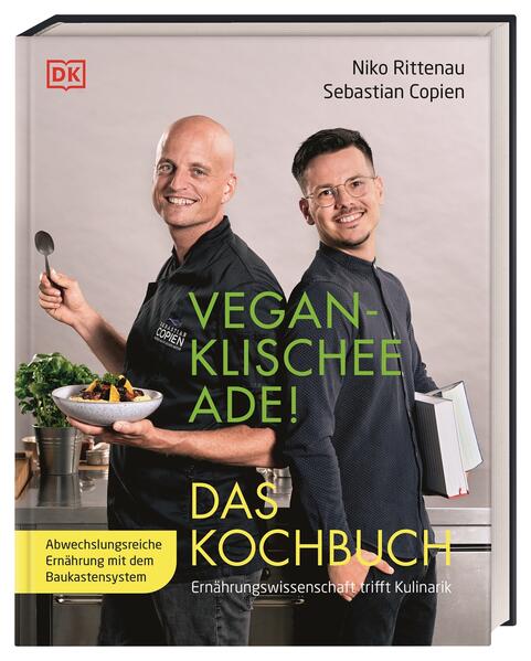 Der Spiegel-Bestseller jetzt überarbeitet Umami-Tofu mit Golden-Milk-Cousous und Koriander-Erbsen in Ingwer-Sahne - so köstlich klingt clevere, vegane Ernährung mit Niko Rittenau, dem Shooting-Star der Vegan-Szene und dem bekannten veganen Profikoch, Kochlehrmeister und Autor Sebastian Copien. Anhand eines einfachen Baukastensystems kreieren Sie für jedes Kochlevel hunderte Rezeptvarianten für Frühstück, Mittag-, Abendessen und Desserts. Außerdem in der Vegan-Bibel: Alles Wichtige zu Nährstoffen und Warenkunde kompakt und verständlich erklärt. Praktische Anleitung für eine alltagstaugliche vegane Ernährung Das Bestseller-Kochbuch von Ernährungswissenschaftler und Social-Media-Star Niko Rittenau und dem bekannten Vegan-Koch Sebastian Copien jetzt in erweiterter Auflage. Mit diesem veganen Kochbuch für die Praxis holen er und Profikoch Sebastian Copien nun die vegane Küche ganz unkompliziert in Ihren Alltag. Durch ihre jeweilige Expertise im Bereich Ernährungswissenschaften und im Bereich hochwertiger Kulinarik und Kochtechnik, ist hier ein ganz besonderes Buch entstanden. - Bau dir dein Gericht: Hunderte Rezeptvarianten durch ein einfaches Baukastensystem - Rundum versorgt: Noch mehr Rezepte für Frühstück, Mittag- und Abendessen und Desserts - Alles auf einen Blick: alle wichtigen Infos zu Nährstoffen, Warenkunde etc. kompakt und verständlich - DAS Kochbuch zur veganen Ernährung: Ernährungswissen und Rezepte in einem Pflanzliche Ernährung auf höchstem Niveau: Die beiden Bestsellerautoren und populären Protagonisten der veganen Bewegung Niko Rittenau und Sebastian Copien bieten in diesem Kochbuch hunderte wunderbare Rezeptvarianten!