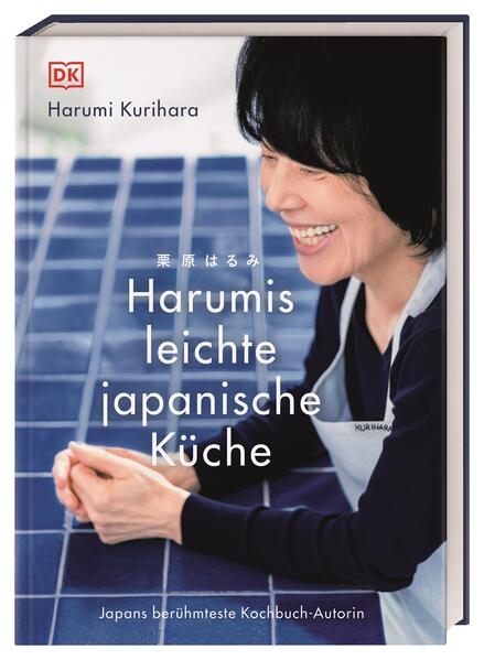 So schmeckt Japan Exotische Geschmackskombinationen & herrliche Aromen - holen Sie sich mit diesem Kochbuch die japanische Esskultur in Ihre heimische Küche! Japans berühmteste Köchin Harumi Kurihara serviert Ihnen über 60 authentische japanische Rezepte. Mit leicht erhältlichen Zutaten erleben Sie den wahren Geschmack Japans: vom einfachen Grundlagenrezept, wie dem perfekten japanischen Reis, bis zur selbst gemachten Inside-Out-Roll. Dazu gibt es persönliche Geschichten rund um Japan. Einfach japanisch Kochen: • 60 authentische Rezepte: von Hähnchen in Chilisauce über Lachs-Garnelen-Bällchen bis zu Gyoza und Onigiri - köstliche japanische Gerichte bringen das typische und authentische Aroma in Ihr Zuhause. Die Rezepte sind allesamt einfach zuzubereiten und die Zutaten in jedem gut sortierten Supermarkt oder Asiamarkt erhältlich. • Einfache Anleitungen bringen in Text und Bild Schritt für Schritt die eigene Dashi-Brühe oder den perfekten japanischen Reis auf den Tisch. Ob Grundrezepte oder Klassiker - so gelingen Fleisch, Fisch, Gemüse, Reis, Nudeln oder Desserts garantiert. • Japanische Kultur erleben: Spannende Themenseiten mit persönlichen Geschichten der Autorin zu Bento, Kirschblüten und Co. lassen Sie in die faszinierende Geschichte und Kultur Japans eintauchen. • Wunderschönes Layout: Die japantypische reduzierte und schlichte Aufmachung des Kochbuchs mit Lesebändchen sowie die japanischen Schriftzeichen schaffen die perfekte Atmosphäre, um sich direkt nach Japan zu wünschen. Das Land der aufgehenden Sonne in Ihrer heimischen Küche - tauchen Sie mit diesem japanischen Kochbuch in die einzigartige Aromenvielfalt des Landes ein!