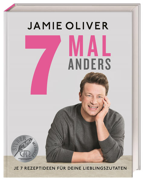 Jamie Oliver zeigt, wie wir unsere Lieblingszutaten 7 Mal anders neu erfinden können - in mehr als 120 neuen, aufregenden und köstlichen Rezepten. Jamie hat Menschen wie Ihnen und uns in die Einkaufstüten geschaut, um herauszufinden, welche Lieblingszutaten wir Woche für Woche kaufen. Wir sprechen von den Grundnahrungsmitteln, die wir alle nahezu automatisch in den Einkaufswagen legen - Hühnerbrust, Lachsfilet, Hackfleisch, Eier, Kartoffeln, Brokkoli, um nur einige zu nennen. Wir haben alle viel um die Ohren, aber gerade deshalb sollten wir nach einem langen Tag in der Arbeit und/oder mit unseren Kindern ein schmackhaftes und nahrhaftes Essen zu uns nehmen. Anstatt zu ändern, was wir kaufen, zeigt uns Jamie neue geniale Ideen wie wir unsere Lieblingszutaten, die Lebensmittel, die es in wirklich jedem Supermarkt gibt, mal ganz anders zubereiten können. Gesunde, schnelle Gerichte familien- und alltagstauglich. Jamie präsentiert je 7 machbare, aufregende und köstliche Rezepte für Ihre 18 Lieblingszutaten und bietet so jede Menge Inspiration, um das eigenen Repertoire zu erweitern. Jedes Rezept kommt mit höchstens 8 Zutaten aus. Mindestens 70% der Rezepte sind absolut alltagstauglich: Sie sind einfach umzusetzen und in Bezug auf die enthaltenen Nährstoffe perfekt ausgewogen. Damit sind Sie für jeden Wochentag gerüstet. Von Alles-auf-einem-Blech-Gerichten über klassische Familien-Favoriten, tiefkühlfreundlichen Gerichten zum Einfrieren auf Vorrat bis hin zu Take-away-Food nachgekocht - dieses Kochbuch ist randvoll mit Inspirationen für Ihre Alltagsküche. Ran an den Herd! 7 MAL ANDERS ist das alltagstauglichste Kochbuch, das Jamie je geschrieben hat. Ausgezeichnet mit der GAD-Silbermedaille 2021 in der Kategorie TV-Köche & Prominenz