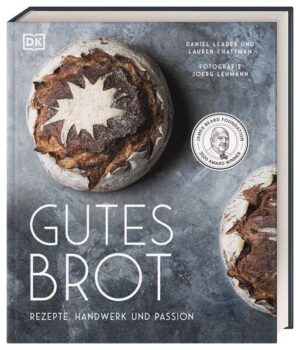 Eine Liebeserklärung an das Brot Das traditionelle Brothandwerk ist eine Kunst für sich - es vereint Leidenschaft, Geduld und Wissen! Dieses vielfältige Brotbuch zollt dem ältesten Gebäck der Menschheit seinen Tribut. Spannende Porträts und Reportagen über bekannte internationale Brotmanufakturen und Bäckermeister und rund 60 Brot-Rezepten zu verschiedensten nationalen und internationalen Brotsorten - hier gibt es das geballte Wissen rund um den Laib. Die Welt des Brotbackens in einem Buch Entdecken Sie die gesamte Vielfalt und die vielen Facetten, die zum traditionellen Brothandwerk dazu gehören. Dieses Brotbackbuch lässt Sie mit stimmungsvollen Fotografien, Geschichten und Rezepten in die Brotkultur eintauchen. - Abwechslungsreiche Brot-Rezepte: verschiedene Sorten mit Sauerteig, handwerklich perfektioniertes Baguette oder ganz neue moderne Brotsorten - mit ausführlichen und verständlichen Anleitungen gelingt auch Hobbybäcker*innen das perfekte Brot. - Interessante Reportagen rund ums Brot präsentieren Bäcker*innen, Brotmanufakturen, Geschichten und Brotsorten aus Frankreich, Italien, Deutschland und Amerika. - Atmosphärisches Layout: Charmante Fotografien erwecken die Passion für die Brotbackkunst zum Leben. Entdecken Sie Ihre Leidenschaft für das Brot! In diesem umfassenden Brotbuch finden Sie alles, was es rund um Brothandwerk und Brotkultur zu wissen gibt.