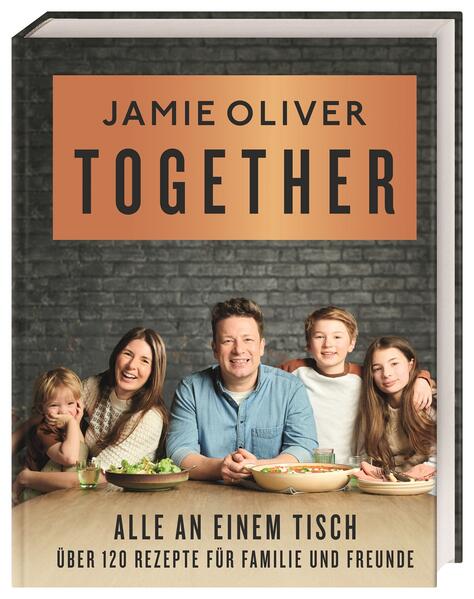 Alles auf einem Tisch mit Jamie Oliver Noch nie war es wichtiger, zusammenzukommen und eine Mahlzeit mit seinen Lieben zu teilen. Jamie Olivers brandneues Buch ist ein Fest des guten Essens, welches man mit Familie und Freunden genießt. Dabei hat Jamie alles perfekt durchdacht und geplant, damit Sie bestens vorbereitet besonders viel Zeit mit Ihren Lieben verbringen können. Für dieses Kochbuch hat er köstliche Gerichte kreiert, die für 2 bis 14 Personen serviert werden können. Vom Sommer-Lunch bis zur Curry Night - in 18 kreativen Menü-Ideen bildet je ein Hauptgericht den Mittelpunkt, das von passenden Beilagen, Drinks und kleinen Gerichten flankiert wird. Das ergibt über 120 geniale Rezepte, die zum gemeinsamen Genießen einladen. Gemeinsam stimmungsvoll genießen Bereiten Sie sich darauf vor, Freunde und Familie wieder an Ihrem Tisch willkommen zu heißen! In diesem Kochbuch gibt Ihnen der Starkoch verschiedene Rezepte und Tricks an die Hand, um ganz ohne Stress Ihre Familie und Ihre Gäste mit verschiedenen Themen-Tischen kulinarisch beglücken zu können. Ob für den entspannten Feierabend oder die Grillparty mit den Liebsten - hier ist für jede Gelegenheit das passende Festessen dabei! • Alles auf einem Tisch: Von der Taco-Party über ein herbstliches Essen bis zum Garten-Mittagessen - mit 18 originellen Motto-Menüs können Sie 2 bis 14 Personen bekochen. Dabei werden um ein zentrales Hauptgericht passende kleine Gerichte, Snacks, Beilagen, Vorspeisen, Desserts und Drinks kreiert. • Über 120 geniale Jamie Oliver-Rezepte: Ob Dukkah- Brathähnchen bei der Garten-Party oder Boeuf Bourguignon Jamie-Style beim französisch inspirierten Genussmenü - die Rezepte funktionieren auch solo oder anders kombiniert. Mit dem praktischen Rezept-Baukasten bleiben Sie flexibel und können sich für jede Gelegenheit und Personenanzahl das Passende herauspicken. • Zahlreiche Tipps & Tricks für Planung, Vor- und Zubereitung sorgen dafür, dass beim großen Essen alle entspannt und glücklich sind. Gutes Essen ist dafür da, es mit den Liebsten zu teilen! Mit Jamies raffinierten Menüs haben Sie für jede Gelegenheit das passende Festessen parat - ganz easy und unkompliziert.