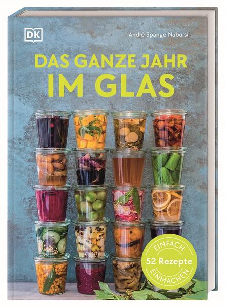 Das Beste aus allen Jahreszeiten im Glas! Birnen im Frühjahr und Erdbeeren im Winter ohne schlechtes Gewissen naschen? Mit diesen 52 Rezepten zum Einmachen, Einkochen und Einwecken können Sie Ihre liebsten Obst- und Gemüsesorten aus dem Garten das ganze Jahr hindurch genießen. Jede Woche wartet ein neues, saisonales Rezept darauf, nachgekocht zu werden. Ob Tomatenrelish, Amarettokirschen oder Waldmeistersirup - hier kommen alle auf ihre Kosten, die Eingemachtes und volle Vorratsschränke lieben! Traditionelles Handwerk mit modernem Twist • Ob Einlegen, Einmachen oder Einkochen: nachhaltige und gelingsichere Konservierungs-Methoden für Anfänger*innen und Profis • Vom klassischen Kompott aus Großmutters Zeiten bis zu ausgefallen modernen Kreationen: 52 Rezepte für jede Jahreszeit, von Minzsirup bis Weihnachtslikör • Ein Einmachprojekt für jede Woche im Jahr: Saisonal und gesund, aus dem Garten direkt ins Glas Für Selbstversorger*innen und Genießer*innen: Wer möchte nicht gern die Saison seiner Lieblingsfrucht nach Herzenslust verlängern? Durch Einkochen, Einwecken und Einmachen wird das problemlos möglich! Von herzhaft bis süß, von Marmeladen bis Pickles, von Sirup bis Sauce - bei diesen 52 Rezepten für jede Jahreszeit ist für jede*n etwas dabei! Bunte Schätze aus dem Glas für den Vorratsschrank oder zum Verschenken: 52 originelle Rezepte zum Einmachen, Einwecken und Einkochen.