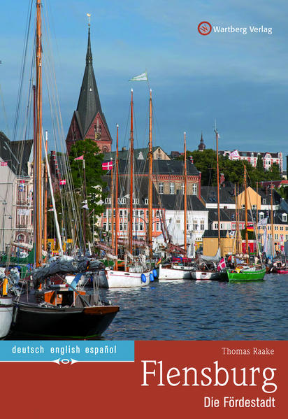 Flensburg - Deutschlands nördlichste Stadt hat eine ganz besondere Ausstrahlung. Das Stadtbild wird geprägt von den Hanglagen und dem Hafen, der weit in die Stadt hineinragt. Der Seehandel hat in Flensburg Tradition, was sich im Stadtbild in den vielen liebevoll restaurierten Kaufmannshöfen widerspiegelt. Die Fußgängerzone mit ihren schönen Fassaden lockt Besucher von nah und fern. Flensburgs reizvolle Lage an der Förde mit Harrislee und Glücksburg sowie seine unmittelbare Nähe zum Nachbarn Dänemark begeistern viele Wassersportler und Erholungssuchende. Der prächtig fotografierte, dreisprachige Bildband ist ein ideales Geschenk für Besucher, Freunde, Geschäftspartner und ein tolles Gastgeschenk für den Schüleraustausch.