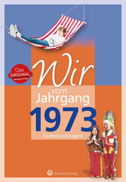 Aufgeregt und erwartungsvoll, so blickten wir damals in die Zukunft! Erinnern Sie sich mit uns an die ersten 18 Lebensjahre - an Ihre Kindheit und Jugend! Jahrgang 1973 - das war eine Kindheit in der quietschbunten Welt der 70er Jahre. Unsere besten Freunde waren Playmobil-Männchen und Barbie-Puppen. Ein Kettcar und später ein Fahrrad bedeuteten für uns die große Freiheit, damit waren wir unterwegs, bis es dunkel wurde. Unsere Jugend, das waren die neonfarbenen 80er Jahre mit Popperfrisuren, Karottenhosen und Pop-Musik von Madonna, und Michael Jackson. Mit dem C 64 erlebten wir den Beginn der Computer-Ära hautnah. Jung sein in dieser Zeit war nicht immer einfach, aber fast immer schön.