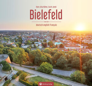 Bielefeld, die Stadt am Teutoburger Wald, hat großartige Seiten. Viele davon werden in diesem Buch vorgestellt. Und sie sind toll in Szene gesetzt. Das liegt zum einen daran, dass die Fotografin Sarah Jonek mit ihren Bildern ihre ganz eigene Sichtweise auf die Attraktionen Bielefelds präsentiert und zum anderen an den locker verfassten Texten des Historikers Hans-Jörg Kühne, in denen die Sehenswürdigkeiten erklärt und historisch eingeordnet werden. So erfahren Sie ganz nebenbei eine Menge über die 800-jährige Geschichte und Gegenwart Bielefelds, seine Einwohnerinnen und Einwohner und ihre Perspektiven für die kommenden Jahre und Jahrzehnte.