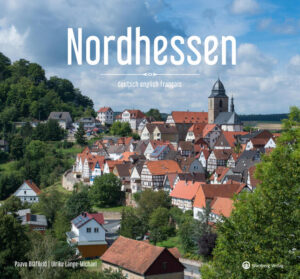 Der farbenprächtige Bildband führt Sie zu den schönsten Orten in Nordhessen Ein idealer Geschenkband für viele Gelegenheiten! Ausgedehnte Wälder und Flusslandschaften, romantische Fachwerkstädtchen und die Metropole Kassel – all das ist Nordhessen. Im Sommer lädt der Edersee zum Segeln ein, im Winter das Upland zum Skilaufen. Am Meißner blüht der Mohn und in Witzenhausen blühen die Kirschbäume. Die zahlreichen Schlösser, Burgen und Museen der Region sind Besuchermagneten, ganz so wie die Wasserspiele auf der Wilhelmshöhe. Kunst und Kultur, Natur und Landschaft – Nordhessen ist vielfältig und bunt und zeigt all seine Facetten in diesem Bildband.