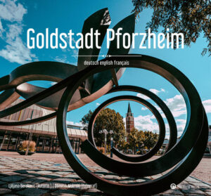 Die „Goldstadt“, „Drei-Flüsse-Stadt“, „Reuchlinstadt“ oder auch das „Tor zum Nordschwarzwald“ – die Stadt Pforzheim hat viele Namen. In diesem Buch nehmen wir Sie mit auf eine Reise durch die Großstadt und zeigen mit eindrucksvollen Bildern, was hinter den verschiedenen Bezeichnungen steckt. Dabei stellen wir Ihnen die schönsten Winkel Pforzheims vor und präsentieren die bekanntesten Orte aus überraschenden Blickwinkeln. Ob urbanes Leben, Kunst, Kultur, Geschichte und jede Menge Natur – Pforzheim hat so einiges zu bieten. Für viele mag die Stadt eine „Liebe auf den zweiten Blick“ sein. Mit diesem Bildband zeigen wir, dass Pforzheim schon beim ersten Blick verzaubert.