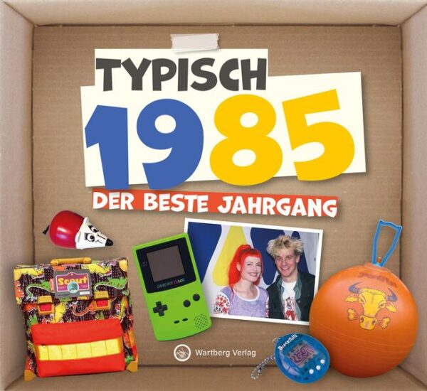 Typisch 1985 – Der beste Jahrgang Das perfekte Geschenk und persönliche Mitbringsel zum runden Geburtstag! Mit diesem wunderschön gestalteten Geschenkbuch entführen wir Sie zurück in Ihre Kindheit und Jugend. Viele zeittypische Bilder mit Schmunzelfaktor sorgen garantiert für Aha-Erlebnisse. Kurzweilige Texte zu Themen wie Spiele und Geschichten, Schule und Freizeit, Film und Fernsehen, Mode und Musik, Technik und Mobilität wecken jede Menge schöner Erinnerungen an die bunteste und prägendste Zeit im Leben. Öffne die Schatzkiste der Erinnerungen und tauche ein in die aufregende Zeit deiner Kindheit und Jugend! ➢ Ein originelles Geschenkbuch zum Geburtstag für Frauen und Männer ➢ Viele emotionale Fotos und Abbildungen aus der Zeit ➢ Spannende Infos zu Sport, Mode, Kino, Kultur, Technik … ➢ Modern gestaltetes Geschenkbuch mit 48 Seiten, Festeinband (Maße: 16,5 x 15 cm)