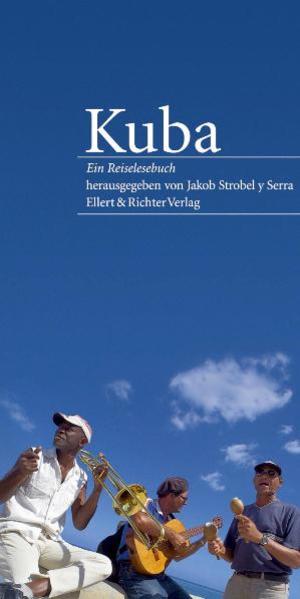 Kuba ist das inspirierendste Land der Karibik. Es provoziert geradezu gute Literatur und Reise¬reportagen. Doch es ist auch viel komplexer und janusköpfiger, als es seine Fröhlichkeit vermuten lässt. Wer in die Seele der Insel schauen will, muss sich den Schriftstellern in diesem Reiselesebuch anvertrauen. Viele haben versucht, den kubanischen Extremismus zu entschlüsseln: Dieses Land emotionalisiert und polarisiert wie kein zweites in Amerika, es schürt rasenden Hass oder rettungslose Liebe, immer Leidenschaft, nie Gleichgültigkeit. Es gibt tausend Erklärungsmuster, tausend gute Gründe, die Kuba dann mit einem Handstreich wieder beiseite wischt. Liegt es an der Schicksalhaftigkeit dieser Insel, an den Turbulenzen ihrer Geschichte, die so traurig, so tragisch ist, dass sie eigentlich ein melancholisches Land hätte hervorbringen müssen? Das ist bestimmt ein möglicher Grund, doch die Kubaner zertanzen und zersingen ihn im nächsten Augenblick mit ihrer unbezähmbaren Lebensleichtigkeit. Ist die Ursache vielleicht der provokante Stolz der Kubaner, den keine Not, keine Repression, keine Hoffnungslosigkeit jemals zerstören kann? Gut möglich, doch je mehr kubanische Literatur man liest, umso skeptischer wird man. Denn der ganze Stolz kommt einem eher vor wie verzweifelter Trotz, wie rumgetränkter Fatalismus. Kubas Gegenwart ist das Amalgam aus den vielen Schichten seiner Vergangenheit. Auf einen flüchtigen Blick sind sie nicht zu erkennen, mit diesem Buch aber sehr wohl.