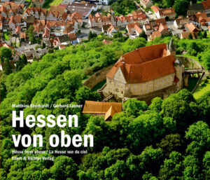 Inmitten idyllischer Landschaften zwischen Neckar und Weser, Rhein und Werra zeugen herrschaftliche Schlösser und mittelalterliche Burganlagen, imposante Kirchen und Dome, pittoreskes Fachwerkambiente und farbenfrohes Trachtenleben von der politischen und kulturellen Geschichte des Landes. Zum Welterbe der UNESCO gehören unter anderem die Fossilienlagerstätte Grube Messel, das Kloster Lorsch in Südhessen oder auch das Gebiet zwischen Bingen und Koblenz sowie der obergermanisch-rätische Limes, der eine ehemalige Grenze des Römischen Reichs darstellt. Der Nationalpark Kellerwald-Edersee zählt zu den letzten Urwäldern in Mitteleuropa. Matthias Eberhardt stellt in seinem kenntnisreichen Text den weithin ländlichen Norden ebenso vor wie die kulturellen und wirtschaftlichen Zentren im Süden. Dazu vermitteln die Luftaufnahmen von Gerhard Launer einen Eindruck von der Vielgestaltigkeit Hessens.