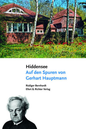 „Die Insel war so wunderbar heimatlich schön …“ Rüdiger Bernhard – „Hiddensee. Auf den Spuren von Gerhart Hauptmann“ Für Gerhart Hauptmann gehörten sommerliche Aufenthalte auf der Ostseeinsel Hiddensee zum festen Jahresrhythmus. Seit 1885 galt ihr seine Sehnsucht. Nachdem er in verschiedenen Pensionen geweilt hatte, unter anderem 1924 mit Thomas Mann und dessen Familie, kaufte er 1930 „Haus Seedorn“, das bis heute Wallfahrtsort aller Freunde Hauptmannscher Dichtung ist. Hiddensee inspirierte den großen deutschen Dichter zu vielen seiner Werke, aber das heute sogenannte „Capri der Ostsee“ war für ihn nicht nur ein Ort der Nachdenklichkeit, sondern auch Schauplatz von Familienfeiern und ausschweifenden Vergnügungen. Gerhart Hauptmann blieb Hiddensee über den Tod hinaus verbunden: Auf dem Inselfriedhof liegt er begraben, bei seinen „Schlucks und Jaus“, wie eines seiner Stücke nach typischen Hiddenseer Namen heißt. Rüdiger Bernhardts Spurensuche, in der sich manches Überraschende zu Hauptmanns Biografie findet, geht den Aufenthalten des Dichters auf der Insel nach, erläutert, wie Hiddensee zur Verwirklichung seines Traumes von „der Insel“ wurde und spürt deren Einflüsse in seinen dichterischen Werken auf. Den Text ergänzen zahlreiche, teils wenig bekannte historische Fotografien von Gerhart Hauptmann und seiner Familie auf Hiddensee.