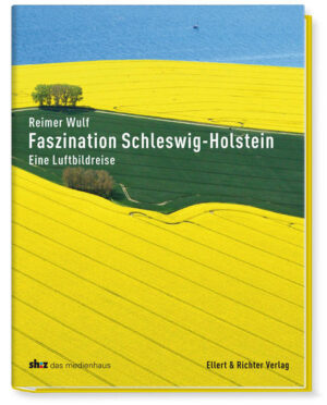 Entdecken Sie aus ungewöhnlichen Perspektiven die Einzigartigkeit, die Vielfalt und die Schönheit Schleswig-Holsteins. Fliegen Sie mit dem Luftbildfotografen Reimer Wulf über die Küsten Nordfrieslands, Dithmarschens und über die Ostseeküste von Flensburg bis Lübeck. Aber auch über das Land zwischen den Meeren, das mit goldgelben Rapsfeldern, sanft gewellten Hügeln, unzähligen Seen, Gutshöfen und Herrenhäusern fasziniert. Lassen Sie sich verzaubern von den Aufnahmen, die auch bekannte Orte und Landschaften in ganz neuem Licht erscheinen lassen. Texte bekannter Schriftsteller und Literaten (wie Günter Kunert und Arno Surminski) ergänzen diese Luftbildreise mit Blicken auf das Bekannte und Unbekannte dieses nördlichsten Bundeslandes.