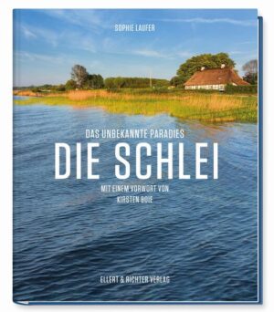 Es ist schon erstaunlich, wie lange es den Schleswig-Holsteinerinnen und Schleswig-Holsteinern gelungen ist, eine der schönsten Regionen Deutschlands vor dem Rest der Republik geheim und damit für sich zu behalten. Die Schlei war jahrzehntelang nicht mal ein Geheimtipp – jetzt ist sie die große Entdeckung für alle, die Urlaub dort machen wollen, wo die Natur noch intakt ist, die Küsten nicht zugebaut und ansonsten alles fast zu schön, um wahr zu sein. Die ersten behaupten schon, dass die Schlei das neue Sylt sei. Woher kommt diese Liebe? Was macht die Gegend, die in Schleswig beginnt und in Schleimünde mit dem Übergang des Fjords in die Ostsee endet, so attraktiv? Welche Rolle spielen die „Hauptstadt“ Kappeln sowie Schleswig und die kleinen Orte wie Sieseby, Arnis oder Maasholm? Was gibt es links und rechts der Schlei zu erkunden? Dieses Buch nimmt die Leserinnen und Leser mit auf die Reise in ein unbekanntes Paradies …