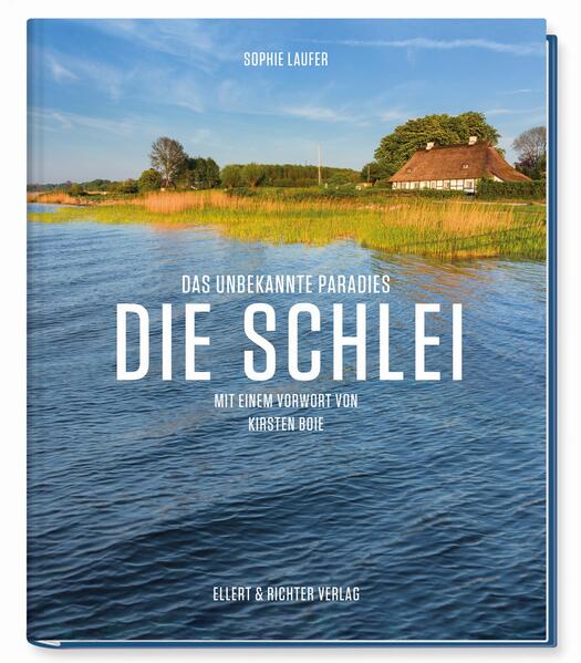 Es ist schon erstaunlich, wie lange es den Schleswig-Holsteinerinnen und Schleswig-Holsteinern gelungen ist, eine der schönsten Regionen Deutschlands vor dem Rest der Republik geheim und damit für sich zu behalten. Die Schlei war jahrzehntelang nicht mal ein Geheimtipp – jetzt ist sie die große Entdeckung für alle, die Urlaub dort machen wollen, wo die Natur noch intakt ist, die Küsten nicht zugebaut und ansonsten alles fast zu schön, um wahr zu sein. Die ersten behaupten schon, dass die Schlei das neue Sylt sei. Woher kommt diese Liebe? Was macht die Gegend, die in Schleswig beginnt und in Schleimünde mit dem Übergang des Fjords in die Ostsee endet, so attraktiv? Welche Rolle spielen die „Hauptstadt“ Kappeln sowie Schleswig und die kleinen Orte wie Sieseby, Arnis oder Maasholm? Was gibt es links und rechts der Schlei zu erkunden? Dieses Buch nimmt die Leserinnen und Leser mit auf die Reise in ein unbekanntes Paradies …