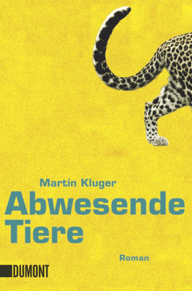 Dem Zoodirektor, dem gottgleichen Oberhaupt der Anlage, ist die Frau abgehauen. Er rettet sich in die Entwürfe seines „Neuen Nachttierhauses", in wilde Eskapaden und immer bizarrere Wochenparolen, mit denen er sein Reich regiert. Der Professor für Schmerzforschung ist sein finsterer, unergründlicher Gegenspieler, der in seinem Privatlabor geheime Versuche an den „augenkranken Tieren" anstellt. Nachts dringen ihre Schmerzensschreie über das Gelände. Auch Papageno, der legendäre Revierchef des Vogelhauses, gehört bereits zum Zooinventar. In den Einzelgänger verliebt sich Dorothee Matthes, die als angehende Zoologin eine Stelle im Garten antritt, um über Großkatzen zu forschen. Doch ihre leidenschaftliche Affäre zerbricht an Papagenos Erinnerungen an Jali - an eine bewegende Liebe. Papageno hat die litauische Jüdin in den dreißiger Jahren kennen gelernt, im Berlin der Olympischen Spiele. Sie will von ihm Deutsch lernen, er lernt von ihr die Sprachen, die sie kennt, vor allem die der Liebe. Beide können nur ahnen, wie bedroht Jali ist. Eines Tages verschwindet sie. Papageno hofft, im Zoo auf ihre Spuren zu stoßen. Wild und wahnsinnig: die Welt als Zoo.