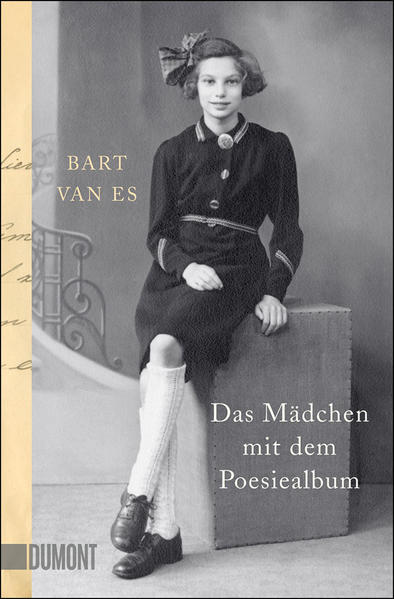 Viele Familien haben ein Geheimnis. Doch nur wenige eines wie die von Bart van Es. 1942 hatten seine Großeltern, einfache Arbeiter aus Dordrecht, das ihnen völlig unbekannte jüdische Mädchen Lien vor den Nazis versteckt. Achtjährig war sie von ihren Eltern zu den van Es’ geschickt worden, mit ihrem Poesiealbum und einem Brief der Mutter an die Pflegeeltern in der Tasche. Weitere Verstecke sollten folgen, nicht immer erging es ihr dort gut. 1945 kehrte sie als einzige Überlebende ihrer Familie zu den van Es’ zurück und wurde von ihnen adoptiert. Dennoch kannte Bart Liens Geschichte nicht - wie konnte das sein, wo sie doch gemeinsam mit seinem Vater und dessen Geschwistern aufgewachsen war? Warum hatte seine Großmutter den Kontakt mit ihr abgebrochen? Bart van Es lüftet das Geheimnis seiner Familie und schlägt damit ein Kapitel der niederländisch-deutschen Geschichte auf. Und er lernt Lien de Jong kennen, die heute in Amsterdam lebt. Sie erzählt ihm die Geschichte ihres Lebens, die zu Bart van Es’ Erstaunen auch seine eigenen Lebensfragen aufwirft. »In makelloser Prosa erzählt van Es ehrfurchtgebietend von den Tragödien und Triumphen der ›versteckten Kinder‹ während des Holocausts, und von den Familien, die sie bei sich aufnahmen.« Georgia Hunter COSTA BOOK OF THE YEAR „Der Geheimtipp des Jahres. Packend und originell berührt das Buch auch die dringlichsten Themen unserer Zeit. Unser einstimmiger Gewinner.“ Die Jury