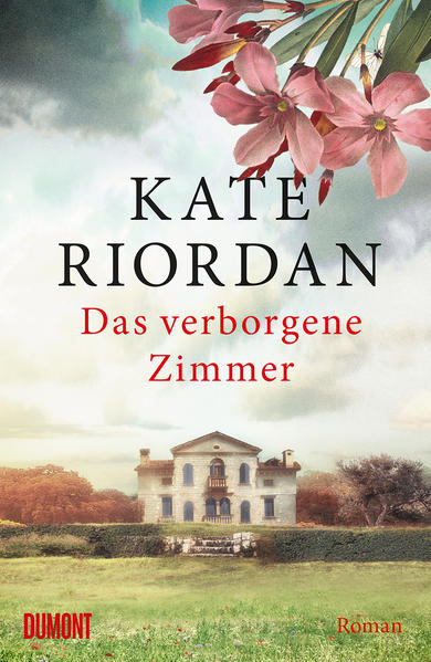 Als Sylvie Durand einen Brief erhält, der sie auf das verlassene Anwesen ihrer Familie in der Provence zurückruft, weiß sie, dass sie gehen muss. Mitten in einem schwülen Sommer voller Hitzewellen und verheerender Brände auf dem Land reist die alleinerziehende Mutter mit ihrer jüngsten Tochter Emma im Schlepptau nach »La Rêverie«. Dabei wollte sie Emma doch unter allen Umständen von diesem Ort fernhalten … Zurück im alten Zuhause kommen Erinnerungen hoch: Über dem Haus schwebt bedrohlich der Geist von Élodie, Sylvies erstem Kind. Élodie mit dem goldenen Haar. Élodie, die genau wusste, wie sie bekam, was sie wollte. Élodie, über die im Dorf immer noch getuschelt wird. Während Sylvie sich in den Gedanken an das, was mit Élodie im Sommer vor zehn Jahren passierte, zu verlieren droht, gerät die Situation in »La Rêverie« mehr und mehr außer Kontrolle … Kate Riordan erzählt von einer Mutter, die gegen die Schatten ihrer Vergangenheit kämpft - um zu retten, was sie liebt. ›Das verborgene Zimmer‹ ist ein hochspannender Roman, der niemanden kalt lassen wird.