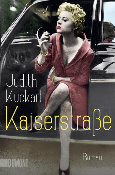 Als Leo Böwe im Spätherbst 1957 durch die Frankfurter Kaiserstraße geht, hört er vom Mord an der Edelprostituierten Rosemarie Nitribitt. Der Name setzt sich in seinem Kopf fest wie der Name einer Geliebten, der er nie begegnet ist. Böwe ist im Begriff, eine Stelle als Vertreter für Waschmaschinen anzutreten, er lernt die Regeln des Geschäfts: »Der Verkauf beginnt, wenn der Käufer Nein sagt.« Zehn Jahre später hat Böwe eine Tochter, Jule, die beiden haben es nicht leicht miteinander. Als Jule im Fernsehen den erschossenen Benno Ohnesorg sieht, beschließt sie: »Papi, wenn ich groß bin, erschieße ich dich auch.« Durch fünf Jahrzehnte begleitet Judith Kuckarts großer Roman das Leben von Leo und Jule Böwe. ›Kaiserstraße‹ ist ein Fotoalbum in Worten