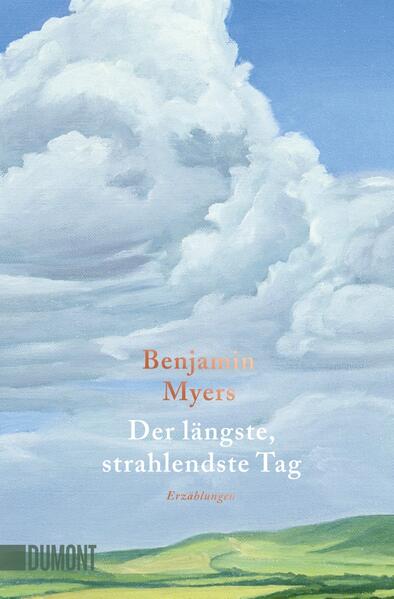 Die vornehmlich männlichen Protagonisten in Bejamin Myers' oft aufwühlenden Erzählungen haben weder das Strahlende der Helden vergangener Tage noch zeigen sie den Charakter, der sie das moderne Leben bewältigen lassen würde. Vielmehr kämpfen sie oft ums nackte Überleben, oft mit gescheiterten Lebensentwürfen und ihrer Vorstellung vom Mannsein. Harte Arbeit, Prinzipientreue, Pflichterfüllung, ohne Fragen zu stellen, all das ist ihnen nicht fremd. Vor Versagensängsten, Unsicherheit und Zärtlichkeit schrecken sie zurück. So wie der Ehemann der namenlosen Frau, die in ›Ein englisches Ende‹ beim friedlichen Schwimmen in einem abgelegenen See ihrer Ehe unsentimental und klarsichtig Revue passieren lässt. Sieger sind die Frauen und Männer in Myers' Erzählungen kaum, dennoch erleben sie ab und an Momente des Friedens und des Glücks. ›Der längste, strahlendste Tag‹ vereint die Arbeit von fünfzehn Jahren. Emotional und sprachlich dicht überzeugt jede einzelne Geschichte von Benjamin Myers.