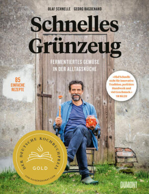 Viele fermentieren - aber nur wenige kochen damit. Außer Sauerkraut hat es im deutschsprachigen Raum bisher kaum ein Ferment in die heimische Küche geschafft. Das möchten Olaf und Georg ändern. Sie zeigen in ihrem Kochbuch, wie man fermentiertes Gemüse in seinen täglichen Speiseplan integriert. Und eine ausführliche Anleitung zum Selbst-Fermentieren gibt es zu Beginn gleich mit dazu. Ob Bohnensalat mit Curtido, Bratkartoffeln mit Kimchi oder Flammkuchen mit Holunderkraut - die beiden Experten interpretieren bekannte Rezepte gänzlich neu, indem sie sie gekonnt mit Fermenten kombinieren. Empanadas, Tacos, Pizza und Fried Rice finden sich ebenso wie neue Versionen der deutschen Klassiker Currywurst und Linseneintopf. Auch Sorbets und Smoothies schmecken noch besser, wenn fermentiertes Gemüse und Lake zum Einsatz kommen. Eine neue Art des Kochens und ein echter Gewinn für jede Küche! Ausgezeichnet mit dem Deutschen Kochbuchpreis Gold 2023 in der Kategorie International, die Jury schreibt: »Mit welchem Charme, mit welcher Überzeugung und welchem kulinarisch geschulten Witz, wie kreativ und herrlich bodenständig der Sterneküchen-Lieferant Olaf Schnelle hier eine Lücke schließt, die zu lange geklafft hat!«