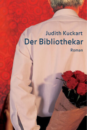 Die Geschichte einer besessenen Liebe bis zum Tod: Hans-Ullrich Kolbe ist Bibliothekar jenseits der fünfzig. Jahrzehntelang hat er sich in seiner Bücherwelt vergraben, er riecht schon »aus dem Mund nach Büchern«. Nun will er sein Leben ändern, zieht durch Nachtclubs und stößt auf Jelena, die so alt ist wie seine Tochter. Die erdbeerblonde Stripteasetänzerin merkt, dass mit achtundzwanzig auch ihre Laufbahn bald zu Ende gehen wird. Die beiden finden einander - eine amour fou aus Gegensätzen. Wie sie bis zur Obsession einander verfallen und doch auch zu zweit einsam bleiben, das schildert Judith Kuckart mit seltener Intensität und Wahrhaftigkeit: das Kunststück einer unmöglichen Liebe.