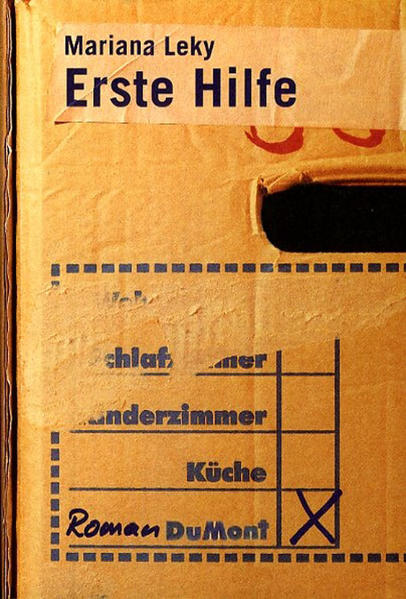 Die Erzählerin jobbt in einem Kleintierladen. Sie wohnt bei Sylvester, einem Frauenschwarm, der viel damit zu tun hat, sich vor seinen Verehrerinnen verleugnen zu lassen. Bei den beiden klopft eines Abends Matilda an, um zusammen mit dem größten Hund der Welt Unterschlupf zu suchen. Matilda hat ein Problem: Sie glaubt, den Verstand zu verlieren. Das durch Not und Zuneigung zusammengeschweißte Trio macht sich auf, ein unsichtbares Ungeheuer zu besiegen. Mariana Leky gelingt es, diesen Kampf gegen schwindelerregende Windmühlenflügel klingen zu lassen wie eine Filmkomödie: Ein ebenso vergnüglicher wie bewegender Roman über Panik und andere Plagen. Die Angst überwindet nur, wer sie herausfordert. Ein Gespräch mit Mariana Leky über ihren ersten Roman ›Erste Hilfe‹: „Wie hilft man einer Freundin, die Angst davor hat, die Straße zu überqueren? In Ihrem Roman ›Erste Hilfe‹ nehmen drei Freunde den Kampf mit einem unheimlichen Gegner auf." ML: „In Freundschaften teilt man alles Schöne, und auch das, was unheimlich ist. Das unheimliche ist in diesem Fall eine Angst, die derartig an einem rüttelt, dass man glaubt, den Verstand zu verlieren. Mich hat interessiert, was geschieht, wenn eine so sperrige Angst in einer Freundschaft herumsteht - was man sich einfallen lässt, um das Leben wieder leichter zu machen." „Es ist bemerkenswert, wie fürsorglich die drei Freunde miteinander umgehen und manchmal sehr lustig, auf welche Ideen sie kommen, bei dem Versuch die Angst zu bezwingen. Ist dieser Umgang mit psychischen Störungen in unserer Gesellschaft üblich?" ML: „Nein, es ist ja auch nicht leicht, unverkrampft mit einer Verkrampfung umzugehen. Außerdem werden solche 'komischen' Ängste und Phobien ja oft als peinlich bewertet. Oder als kindisch. Deswegen passieren sie, solange es geht, im Stillen. Ich glaube, keiner, der Angst vor Supermärkten hat, wird sich Ihnen - wenn er überhaupt noch einkaufen geht - zwischen Kühlregal und Wursttheke mit den Worten 'Ich fürchte mich' in die Arme werfen. Solche Ängste laufen größtenteils unsichtbar ab." „Matilda hat Angst davor, über die Straße zu gehen. Warum haben Sie gerade diese Angst gewählt, gibt es einen besonderen Grund?" ML: „Ich habe mir diese Angst ausgesucht, weil man mit ihr sofort aufgeschmissen ist. Eine Mäusephobie oder eine Flugangst macht das Leben nur in bestimmten Situationen kleiner. Eine Angst vor Straßen lässt den Lebensradius sofort zusammenschrumpeln. Man kann dieser Angst kaum ausweichen. Außerdem hat mir diese Angst gleich eingeleuchtet (allerdings leuchten mir fast alle Ängste gleich ein). Straßen können zu Ungeheuern werden. Jeder, der - wie ich gestern - gefühlte fünf Minuten lang auf einer vierspurigen Straße stand, mit drei Einkaufstüten in den Armen, umrauscht von Autos, wird bestätigen können: schön ist was anderes." „Man hat beim Lesen das Gefühl, dass diese Geschichte nur in einer Stadt spielen kann." ML: „Stimmt, Matildas Angst benötigt ein städtisches, größeres Publikum. Aber vor allem brauchte ich für die Liebesgeschichte einen großzügigen Stadtplan." „Apropos Liebe! Schon in Ihren Erzählungen ›Liebesperlen‹ schienen Ihre Figuren nicht besonders viel Glück mit der Liebe zu haben." ML: „Ich habe eher den Eindruck, dass die Figuren - bei aller Untröstlichkeit - trotzdem Glück in der Liebe haben