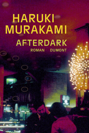 ›Afterdark‹ - nach einer Jazznummer ist dieser Roman von Haruki Murakami benannt. Es ist das spannungsvolle Buch einer Nacht, erzählt wie durch das Auge einer Kamera. Diese streift über das Panorama der nächtlichen Großstadt: Leuchtreklame und digitale Riesenbildschirme, Hip-Hop aus Lautsprechern, Ströme erlebnishungriger Angestellter und weißblonder Teenager in Miniröcken. Wie mit einem Zoom beobachten wir die Orte nächtlicher Handlungen, die sich dramatisch verbinden und entfalten. Wir begegnen dem jungen Mädchen Mari mit einem Musiker in der Filiale einer Restaurant-Kette sowie der Geschäftsführerin eines Love-Hotels, in dem gerade eine chinesische Prostituierte von einem Freier misshandelt wurde. Wir sehen im 24-Stunden-Supermarkt einen Büroangestellten, wie er das Handy der Chinesin aus dem Love-Hotel in ein Kühlregal legt. Und wir haben die Videoüberwachung bemerkt und dass ihm bereits der Zuhälter auf der Spur ist. Außerdem betritt der junge Musiker diesen Supermarkt und hört das fremde Handy läuten, während das wunderschöne Mädchen Eri, die Schwester von Mari, seit Monaten ununterbrochen schläft. ›Afterdark‹ bleibt voller Geheimnisse. Am Ende der sich überstürzenden und mysteriösen Ereignisse schickt uns Haruki Murakamis beunruhigende Prosa von der Nacht in den Tag zurück.