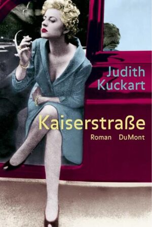 Als Leo Böwe im Spätherbst 1957 durch die Frankfurter Kaiserstraße geht, hört er vom Mord an der Edelprostituierten Rosemarie Nitribitt. Der Name setzt sich in seinem Kopf fest wie der Name einer Geliebten, der er nie begegnet ist. Böwe ist im Begriff, eine Stelle als Vertreter für Waschmaschinen anzutreten, er lernt die Regeln des Geschäfts: „Der Verkauf beginnt, wenn der Käufer Nein sagt." Zehn Jahre später hat Böwe eine Tochter, Jule, die beiden haben es nicht leicht miteinander. Als Jule im Fernsehen den erschossenen Benno Ohnesorg sieht, beschließt sie: „Papi, wenn ich groß bin, erschieße ich dich auch." Durch fünf Jahrzehnte begleitet Judith Kuckarts großer Roman das Leben von Leo und Jule Böwe. „Kaiserstraße" ist ein Fotoalbum in Worten, in fünf Stationen verfolgt es die Entwicklung zweier gegensätzlicher Helden und markiert zugleich fünf Wendepunkte in der Geschichte der Republik: 1957, 1967, 1977, 1989, 1999. Und wie das Land sich verändert, verändern sich auch seine Bewohner. Es ist eine brüchige Karriere - denn verkaufen lässt sich vieles, Waschmaschinen ebenso wie Ideen, Werte und Politik. Verkaufen kann man am Ende auch sich selbst.