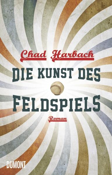 Chad Harbach hat den Traum von der »Great American Novel« wahr gemacht: ›Die Kunst des Feldspiels‹ ist ein literarisches Wunder, ein magisches Debüt, ein so kluger wie zu Herzen gehender Roman über den Abschied von der Jugend, über Leidenschaft und Liebe, Freundschaft und Familie. Der Gott des Spiels hat Henry Skrimshander ein Geschenk in die Wiege gelegt: Der schmächtige, unscheinbare Junge aus der Provinz ist das größte Baseball-Talent seit Jahrzehnten. Als er in die Mannschaft des Westish College aufgenommen wird, scheint sein Aufstieg in den Olymp vorprogrammiert. Monatelang macht er nicht einen Fehler. Doch dann geht ein Routinewurf auf fatale Weise daneben … und die Schicksale von fünf Menschen werden untrennbar miteinander verknüpft. Henry hat einen neuen Gegner: den Selbstzweifel. Sein Mentor Mike Schwartz macht die bittere Erfahrung, dass er Henry zuliebe sich selbst vergessen hat. Henrys schwuler Mitbewohner Owen muss sich von einem herben Schlag erholen. Rektor Affenlight lernt spät im Leben die wahre Liebe kennen und schlittert in eine gefährliche Affäre. Und seine Tochter Pella flieht vor ihrem Mann nach Westish - um auf dem Campus mehr als nur Sex zu finden. Während das dramatische Endspiel unerbittlich näher rückt, sind sie alle gezwungen, sich mit ihren tiefsten Wünschen und Abgründen auseinanderzusetzen. Am Ende wird einer von ihnen gleich zweimal bestattet, und die Leben der anderen werden nie mehr dieselben sein. ›Die Kunst des Feldspiels‹ erzählt von den Dingen, die uns ausmachen - den Fehlern wie den Obsessionen. Wer wissen will, was es bedeutet, hier und heute ein Mensch zu sein, der muss dieses Buch lesen. »Debütromane von solcher Vollkommenheit und Sogkraft sind sehr, sehr selten.« Jonathan Franzen »Wunderbar zu lesen, das reinste Vergnügen.« John Irving