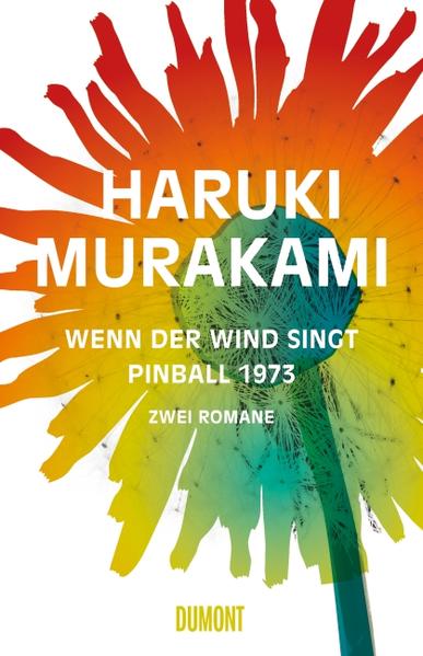 Murakamis »verlorene Romane« - seine frühen Werke auf Deutsch! ›Wenn der Wind singt‹, Haruki Murakamis Debüt, folgt einem namenlosen 21-jährigen Studenten, der die Semesterferien (und damit den August 1970) in seinem kleinen Heimatort verbringt. Die Zeit vertreibt er sich mit seinem besten Freund, genannt »Ratte«, einem Mädchen mit vier Fingern an der linken Hand und einem Barkeeper. Die Handlung von ›Pinball 1973‹ setzt drei Jahre später ein. Der junge Mann lebt inzwischen in Tokio, während die »Ratte« immer noch in »J.’s Bar« darauf wartet, dass das Leben losgeht. Ein melancholischer, atmosphärisch dichter Roman, der zudem die wohl besten Flipperszenen der Literaturgeschichte enthält. Nach langem Zögern hat Haruki Murakami die Bitten seiner Lesergemeinde erhört und der Veröffentlichung dieser außerhalb Japans nie erschienenen Frühwerke zugestimmt. Zusammen mit ›Wilde Schafsjagd‹ (DuMont 2005) bilden sie die »Trilogie der Ratte«, die erst 35 Jahren nach Erscheinen in Japan ins Deutsche übersetzt wurde. Murakamis berühmter »Boku«-Erzähler wurde hier erstmals dem Publikum vorgestellt. Eine kleine Sensation, nicht nur für eingefleischte Murakami-Fans.