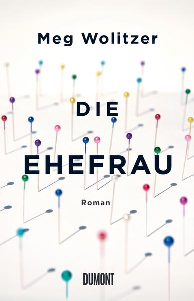 Joan Castleman hat ihrem Mann alles geopfert - sogar ihr Talent. Sie führt ein Leben in zweiter Reihe, ein Leben als Mutter und Muse. Sie ist die Frau des berühmten Schriftstellers Joe Castleman. Einst war er ihr Dozent für Kreatives Schreiben und sie seine begabteste Studentin. Ihm zuliebe hat sie ihre Karriere aufgegeben. Nun, Jahre später, steht Joe vor der Krönung der seinen: Ihm soll der renommierte Helsinki-Preis verliehen werden. Für Joan ist das der Anlass, während des langen Fluges zur Preisverleihung ihre Ehe zu rekapitulieren. Sie nimmt den Leser mit an den Anfang der Beziehung ins Amerika der Fünfzigerjahre - und führt ihn in die literarischen Zirkel der Achtzigerjahre. Vor allem aber hinterfragt sie ihre Rolle als Ehefrau, in der sie Joe hassen gelernt hat - nicht nur seiner zahlreichen Seitensprünge wegen. Die eigentliche Demütigung ist ganz anderer Natur … Mit hintergründigem Witz entwickelt Meg Wolitzer die Psychologie einer zerrütteten Ehe mit einem meisterhaften Gespür für die Abgründe, die in ganz alltäglichen zwischenmenschlichen Beziehungen liegen. ›Die Ehefrau‹ wurde mit Glenn Close in der Hauptrolle unter dem Titel ›Die Frau des Nobelpreisträgers - The Wife‹ verfilmt.