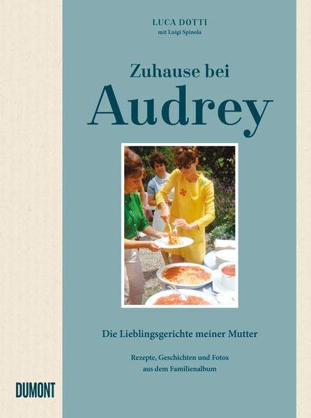 Diese besondere Mischung aus Biografie, Rezeptbuch und Bildband liefert bisher unveröffentlichte Einblicke in das Leben von Audrey Hepburn. Neben 50 Rezepten ihrer Lieblingsgerichte enthält der Band zahlreiche persönliche Geschichten, handschriftliche Dokumente sowie über 250 bislang unbekannte Fotografien aus Familienbesitz. Aus sehr persönlicher Sicht erzählt Audrey Hepburns Sohn Luca Dotti von den verschiedenen Lebensstationen seiner Mutter und den kulinarischen Freuden, die sie in diesen Zeiten begleiteten. So versammelt dieses wunderbare Buch sowohl Gerichte, die sie selbst für ihre Familie und Gäste kochte, als auch solche, die sie mit bestimmten Personen oder Ereignissen verband. Jedes Rezept enthält Schritt-für-Schritt-Anleitungen sowie Anregungen für Variationen und nützliche Zubereitungstipps. -Zusammengestellt von Audrey Hepburns Sohn Luca Dotti -250 bisher unveröffentlichte Fotografien aus der Familiensammlung -Zahlreiche handschriftliche Notizen und Anekdoten