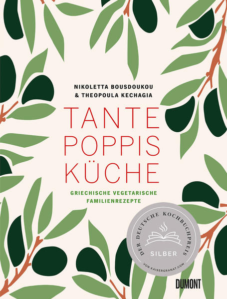 Deutscher Kochbuchpreis 2020 - 'Silber' in der Kategorie 'Mediterrane Küche! »Heimat fanden wir vor allem am Küchentisch.« In der Familie von Poppi und ihrer Nichte Nikoletta gab und gibt es kein wichtigeres Thema als das Essen. Beim Essen kommt die ganze Großfamilie zusammen, es wird gescherzt, es wird gelacht, es wird gestritten. Auf dem Tisch stehendes Essen wird gelobt und zukünftiges geplant. Das ist schon immer so gewesen. Als Gastarbeiter hatten Eltern und Großeltern ihr Zuhause in Griechenland verlassen, versuchten aber in der deutschen Großstadt die vertrauten Gewohnheiten und Traditionen zu bewahren. Und dazu gehörten auf jeden Fall fröhliche Mahlzeiten am Küchentisch, der so ganz anders gedeckt war als die Tische der deutschen Nachbarn. Nikoletta Bousdoukou erzählt von dem kulturellen Riss, den Migranten wohl überall auf der Welt verspüren. Sie macht aber auch die große Freude an Familie und Freunden erfahrbar und nimmt uns mit in die mediterrane Küche. ›Tante Poppis Küche‹ präsentiert eine Fülle von Interpretationen griechischer Gerichte in vegetarischen und veganen Varianten, die durch die Konzentration auf wenige Zutaten und einfache Zubereitung eine Gelinggarantie bieten. So entstehen köstliches Pastizio, Mousaka und Stifado mit zeitgemäßem Dreh. Über 70 vegetarische und vegane Rezepte »Das Essen von Poppi und Nikoletta schmeckt, macht satt und ist vor allem gut für den Kopf, Körper und das Gewissen.« Milena Glimbovski, Original Unverpackt