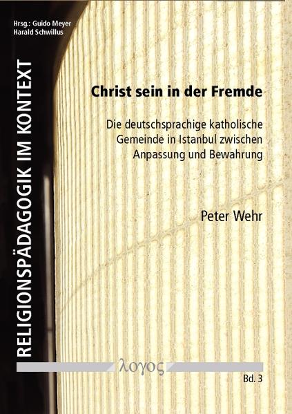 Wie gestaltet sich das Leben einer christlichen Auslandsgemeinde in einer muslimisch geprägten Mehrheitsgesellschaft? Am Beispiel der katholischen Gemeinde St. Paul in Istanbul beschreibt der Autor Rahmenbedingungen, Entwicklungen und Konfliktfelder. Darüber hinaus zeigt er pastorale und religionspädagogische Fragebereiche auf. Im Kontext der sich offiziell säkular verstehenden Türkei eine Heimat im Glauben zu finden, wird für deutschsprachige Christen zur Gratwanderung. Die Institutionalisierung der Gemeinde gibt ihr Entfaltungsmöglichkeiten und stärkt sie innerhalb der ,Deutschen Kolonie'. Sie macht aber den Grundvollzug des Verkündigungsdienstes in die Gesellschaft des Gastlandes hinein nahezu unmöglich. In religionspädagogischer Hinsicht stellen diese spezifischen kontextuellen Gegebenheiten eine wichtige Herausforderung mit Blick auf die Gemeindearbeit und die Weitergabe des christlichen Glaubens dar.