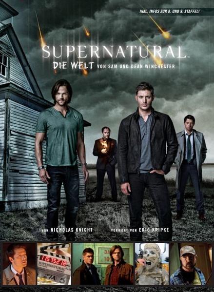 In diesem brandaktuellen Buch zur weltweit erfolgreichen TV- Serie Supernatural erfährst du alles über die spannenden Abenteuer von Sam und Dean Winchester. Neben zahlreichen Interviews mit den Schauspielern und dem Produktionsteam der Hitserie, atemberaubenden Hinter- den- Kulissen- Bildern, Konzeptzeichnungen und einer Fülle cooler, herausnehmbarer Extras findest du auf den 232 reich bebilderten Seiten dieses Bandes u. a. einen Episodenführer zu den Staffeln 8 und 9 sowie eine Vorschau auf die neueste 10. Season. Dieses aufwendig gestaltete Buch analysiert die Erfolgsserie Episode für Episode, Schauplatz für Schauplatz, und begleitet die WinchesterBrüder in ihrem legendären Chevrolet Impala auf ihrer Reise durch die USA. Schließe dich ihnen bei ihrer Jagd nach all den Kreaturen an, die nachts unter dem Bett lauern, übe an ihrer Seite Rache an dem gelbäugigen Dämon, der ihre Eltern ermordet hat, stelle dich den Höllenrittern und wende die drohende Apokalypse ab! Ganzseitige Fotos, exklusive Produktionsartworks und anderes interessantes Material zur Serie - wie z. B. die Titelbilder der englischen Originalausgaben von Chuck Shurleys Serienromanen - runden diesen Band ab und machen Supernatural - Die Welt von Sam und Dean Winchester zu einem Muss für alle Fans.