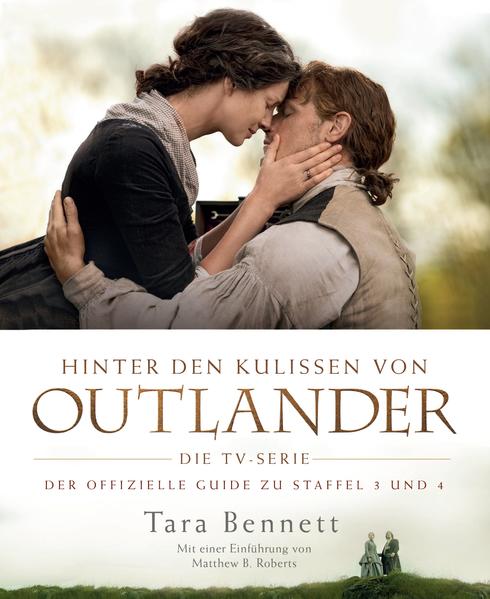 DAS OFFIZIELLE KOMPENDIUM ZU STAFFEL 3 UND 4 der Hit- TVSerie von STARZ. Begleiten Sie Jamie Frasier und Claire Beauchamp Randall auf ihrer Reise durch die Zeit und durch eine Welt, die geprägt ist von Krieg, Hass, tiefer Freundschaft und einer Liebe, die Jahrhunderte überdauert. Basierend auf Diana Gabaldons gefeierter Romansaga. Von den schottischen Highlands über die Höfe von Versailles bis hin zu den Ufern Amerikas wird die Fortsetzung von Jamie und Claires epischem Abenteuer in bildgewaltigen Details festgehalten. Tauchen Sie mit diesem unverzichtbaren Insider- Guide der Bestsellerautorin und TV- Kritikern Tara Bennet noch tiefer in das Outlander- Universum ein. Es erwarten Sie u.a. exklusive Interviews mit den Schauspielern, darunter ausführliche Gespräche mit Caitriona Balfe und Sam Heughan, sowie mit den Autoren, Produzenten, Kostümund Bühnenbildnern und all jenen, deren harte Arbeit und filmische Magie die Welt von Outlander auf so eindrucksvolle Weise zum Leben erwecken.