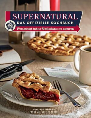 Über 50 Rezepte für alle Lebenlagen! Feiert eure Begeisterungfür Sam, Dean, Castiel und all eure Lieblings-charaktere mit Supernatural: Das offi zielle Koch-buch! Wenn die Winchester-Brüder nicht gerade damit be schäf tigt sind, die Menschheit vor allen möglichen über natürlichen Bedrohungen zu schützen, nutzen sie und ihre Jäger-Kollegen gern die Gelegenheit, sich in Kleinstadtlokalen, Bars, Diners und Truckstops über ihre nächsten Schritte bei der Monsterhatz zu beraten. Dieser kulinarische Führer präsentiert die Lieblingsgerichte der Gebrüder Winchester, darunter u. a. Deans Bacon-Cheeseburger, Fat Macks BBQ-Rippchen, Schwein im Sack, Hollywood-Taquitos, Marys Hackbraten und, natürlich, jede Menge Kuchen! Dieses Kochbuch - rand voll mit Rezepten, inspiriert von den Supernatural-Charakteren, und Foodfotos, die euch das Wasser im Mund zusammenlaufen lassen − ermutigt euch dazu, euren eigenen kulinarischen Roadtrip zu unternehmen!