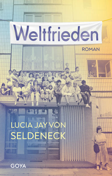 Als das Kitagebäude des ehemaligen DDR-Fermentationswerks gut zehn Jahre nach der Wende verkauft werden soll, weckt das den verloren geglaubten Gemeinschaftsgeist in der alten Belegschaft - und es ergibt sich für sie völlig unvermittelt die Chance, den Lauf der Dinge zu ändern. Nach der Abwicklung des Brandenburger Chemiewerks im Jahr 1994 sind Erika und ihr Mann Mitte 50 und schlagartig arbeitslos. Ihre Tochter kehrt ihnen den Rücken und zieht nach Berlin. Doch als immer mehr Berliner den See vor ihrer Stadt zur Wochenendzone erklären und Golfplätze und Luxus-Villen bauen, bekommt das Ehepaar wieder Boden unter die Füße. Erika und ihr Mann werden unersetzbar: Sie putzen die Ferienhäuser, kümmern sich um Gärten, Bootshäuser und verstopfte Regenrinnen. Als sie den Garten des ehemaligen Betriebskindergartens "Weltfrieden" entrümpeln sollen, stoßen sie auf Fundstücke, die beweisen, dass der Treuhandabwickler sich mit dem Verkauf des Werks selbst bereichert hat. Nun, Jahre später, soll erneut viel Geld fließen. Noch während sie überlegen, ob sie in Aktion treten sollen, wird ihnen die Entscheidung auf unerwartete Weise abgenommen. Weltfrieden ist eine unterhaltsame wie skurrile Anti-Heldengeschichte. Eine Erzählung von den Verwicklungen der Treuhand sowie eine Ode an die Freundschaft - und die Narrenfreiheit in der zweiten Lebenshälfte.