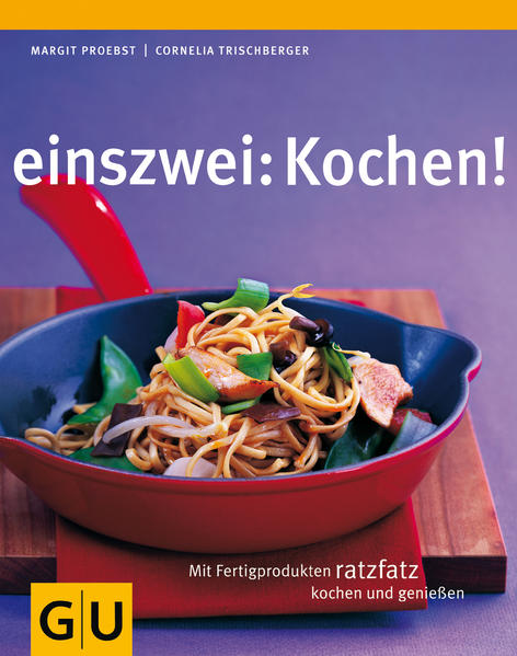 Fertigprodukte (Convenience) und Dosenfutter boomen. Kein Wunder, denn kaum jemand hat noch Zeit und Lust, im Alltag groß zu kochen. Vom nötigen Know-how einmal ganz zu schweigen... Und erst noch backen - das dauert und ist viel zu aufwändig. Aber liegt die Lösung darin, ein Glas Fertigsauce über die Nudeln zu kippen oder den TK-Kuchen in den Ofen zu schieben? Nein! Mit Einszwei: Kochen! und Einszwei: Backen! eröffnen sich auch dem blutigsten Anfänger ganz neue Dimensionen: Richtig lecker kochen und backen mit wenigen Zutaten aus Dose oder Tüte, Tiefkühltruhe oder Kühlregal. Beispielsweise Knusper-Cornflakes-Schnitzel mit Limettendip, Tomatensuppe "Bella Italia" oder eine Tarte mit marinierten Portwein-Birnen. Dass alles auch dem gelingt, der keine oder nur rudimentäre Kochkenntnisse besitzt, garantiert das »Einszwei: Kochen!«- bzw. »Einszwei: Backen!« -Prinzip: »Eins: Bereitstellen, Zwei:Vorbereiten, und schließlich: Kochen bzw. Backen« - genau in dieser Reihenfolge gliedern sich die Rezepte. So können sich Küchenneulinge auf den jeweiligen Arbeitsschritt voll konzentrieren und müssen nicht parallel agieren. Und Kochprofis kochen quasi im Schlaf - Hektik kommt also keine auf, sondern schnell was Leckeres auf den Tisch!