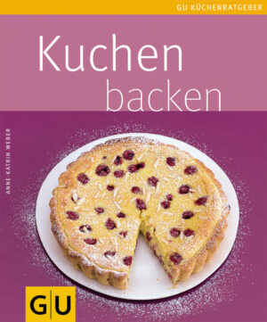 Kaffee und duftender Kuchen - jedes Stückchen weckt Kindheitserinnerungen: An frischgebackenen Streuselkuchen, cremigen Käsekuchen oder einen saftigen Zwetschgendatschi. Und nichts ist einfacher als Kuchen backen: Mit den Grundteigen Rührteig, Mürbe- und Hefeteig lassen sich alle beliebten Klassiker problemlos nachbacken. Aber auch spannende Neulinge wie Polenta-Orangen-Kuchen, Pinienkern-Tarte und Pflaumen-Mohn-Wähe zeigen: Da ist noch viel mehr drin. Egal ob Back-Ass oder Einsteiger mit den Tipps und Tricks zu Teigen, Kuchenformen und Zutaten gelingt jedem sein Lieblingskuchen. Und für alle, die es gar nicht erwarten können, das erste Stück zu naschen, bietet ein eigenes Kapitel für schnelle Kuchen die passenden Rezepte.