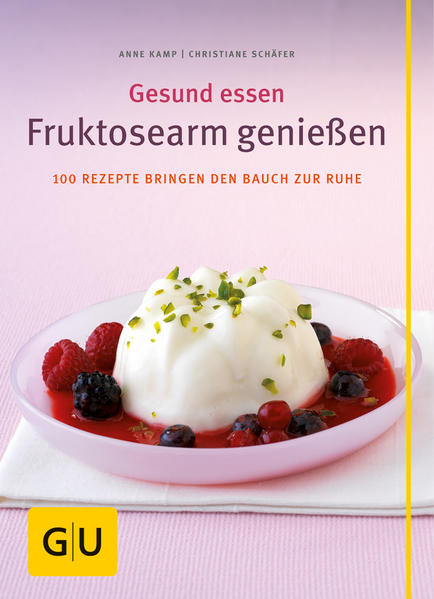 Laute Bauchgeräusche, Blähungen, Durchfall, das Gefühl der Bauch spannt - all das kann mal vorkommen. Doch bei Patienten, die unter einer Zuckerverwertungsstörung für Fructose leiden, kommen diese Beschwerden tagtäglich vor. Erste Untersuchungen beim Hausarzt verlaufen meist ergebnislos. Doch sobald der "Feind" identifiziert ist, verläuft die Behandlung meist sehr erfreulich: Eine Ernährungsumstellung bringt den Patienten schnelle Verbesserung der Symptome. Dieser Ratgeber hilft verlässlich bei der erfolgreichen Ernährungsumstellung. Mit ausgesuchten fructosearmen Rezepten, vor allem aber verträglichen Desserts, Süßspeisen und Knabbervorschlägen kann auch der Patient mit Fructosemalabsorption seiner Lust auf Süßes unbeschwert frönen, ohne dass sich der Bauch meldet! Durch viele praktische Tipps können Lieblingsrezepte auch fructosearm zubereitet werden und so Stück für Stück die Normalität in den Speiseplan zurückkehren.