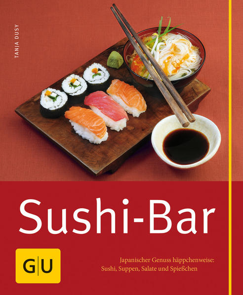 Nigiri, Futo- und Hosomaki oder gar Yakitori? Wer hier nur Bahnhof versteht, sollte in Sushi-Bar aus der GU-Hardcoverreihe Einfach clever schauen - denn darin wird vollständig auf umständliches Küchen-Japanisch verzichtet. Vielmehr wird gezeigt, wie sich Sushi zu Hause ganz einfach zubereiten lassen. Mit anschaulichen Anleitungen für Fischzuschnitte und profimäßiger Rolltechnik gelingen nicht nur alle Klassiker, sondern auch die vielen neuen Kreationen. Dann bleibt nur noch die Wahl, ob mit Fisch, mal mit Fleisch oder vegetarisch, ob Sushi mit 5-Gewürz-Ente, scharfem Thunfischtatar oder Paprika-Omelette. Und wer mal keine Lust auf (nur) Reisröllchen hat, wählt einen der anderen leckeren Asia-Snacks, die die Sushi-Bar zu bieten hat: von japanischen Nudelsuppen über leckere Yakitori-Spießchen bis hin zu Chinakohlröllchen mit Tofufüllung. So lautet das einzige japanische Wort, das man noch lernen muss "Itadaki masu" - ganz einfach: Guten Appetit.