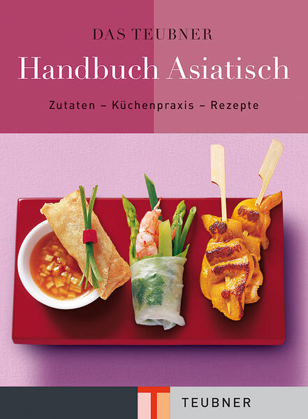 Das informative Nachschlagewerk aus der Reihe TEUBNER Handbücher bietet viel Information, Know-how und über 175 Rezepte rund um das Thema asiatische Küche. Das Buch gliedert sich in drei Teile: 1. Zutaten der Asia-Küche von A-Z: Warenkunde von Ajowan bis Zitronengras in Text und zahlreichen Abbildungen. 2. Küchenpraxis: Techniken der asiatischen Küche Schritt für Schritt in Text und Bild wie etwa die Zubereitung von Asia-Brühe oder verschiedenen Gewürzmischungen, Garen im Wok, Sushi herstellen oder der richtige Umgang mit Zutaten wie Ingwer oder Tofu. 3. Asiatische Rezepte für Vorspeisen, Suppen, Salate, Hauptgerichte und Süßes. Ein besonderes Plus der Reihe sind die EXTRA-Seiten zu speziellen Themen wie Chutneys, Asiatisches Fondue oder exotische Früchte.