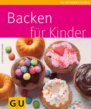 Backe, backe Kuchen war einmal: Heute backen wir für Kinder auch mal Muffins, Mini-Amerikaner oder eine Piratenschiff-Torte - aber natürlich nach wie vor jede Menge Lieblingskuchen. Obst, Schoko- oder Marmorkuchen, kalter Hund oder Käsekuchen in Miniformat sind beliebte Favoriten bei Alt und Jung. Kein Wunder: Sie schmecken nicht nur super, sondern auch das Zubereiten ist ein Kinderspiel, zumal die Kids der Mama beim Kneten und Rühren helfen können. Neben all diesen unkomplizierten Kuchen für jeden Tag oder auch den Sonntag gibt es zusätzlich viele Rezepte für schön verzierte, unaufwändige Geburtstagskuchen und für Kleines zum Mitgeben in Kindergarten oder Schule. Damit kommt man bei den Kleinen sicher ganz groß raus! Dazu gibt es Tipps und Tricks zum Backen für und mit Kindern, eine Übersicht für sinnvolles Küchenzubehör und viele Ideen fürs Dekorieren.