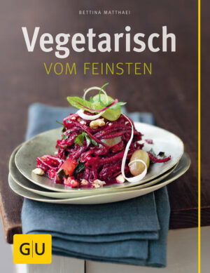 Fleischloser Genuss ist der neue Szene-Lebensstil. Dabei sind die Gründe für den Verzicht auf Fleisch vielfältig, genauso die Formen der vegetarischen Ernährung. Bleibt die Frage, isst man als Vegetarier besser? Mit den Rezepten von Bettina Matthaei auf jeden Fall genussvoller. Sie hat für dieses Buch vegetarische Rezepte entwickelt, die kulinarisch beeindrucken und gleichzeitig so unkompliziert und lecker sind, dass man sie jeden Tag kochen möchte. Das funktioniert prima mit ihrem Stufenmodell. Da werden die gerösteten Paprika einfach mit einer Vinaigrette serviert oder zusätzlich mit einem feinen Walnuss-Thymian-Topping veredelt. Der Gazpacho-Salat wird durch ein Mandelpesto besonders und die Kartoffelpuffer ergänzt ein kühler Joghurt-Koriander-Dip. So entstehen fein komponierte Vorspeisen, selbstgemachte Nudeln, beeindruckende Hauptgerichte und verführerische Desserts, die sich leicht zu vielfältigen Menüs zusammenstellen lassen. Vegetarisch vom Feinsten.